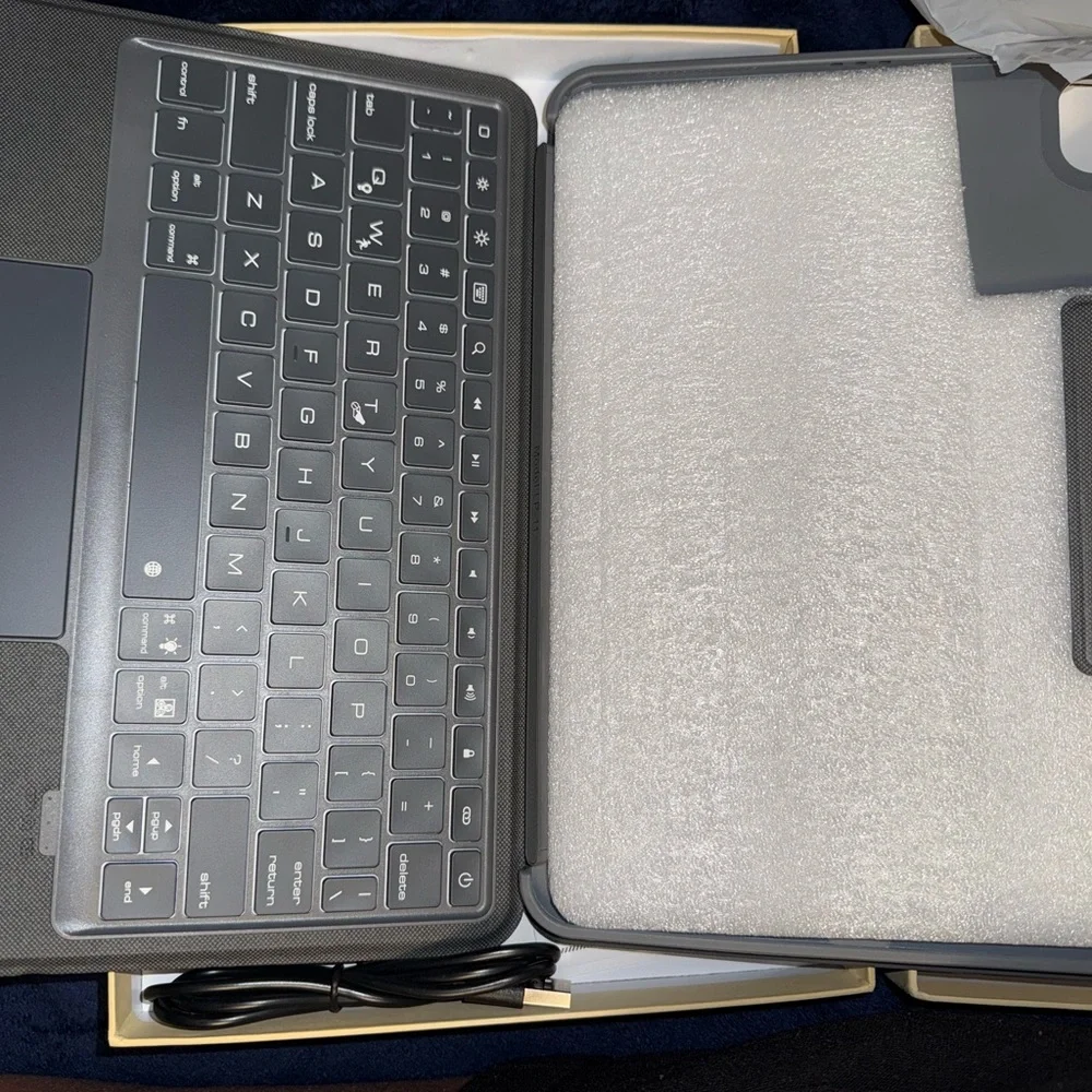 Magnetic iPad Keyboard Case - Black Brand new